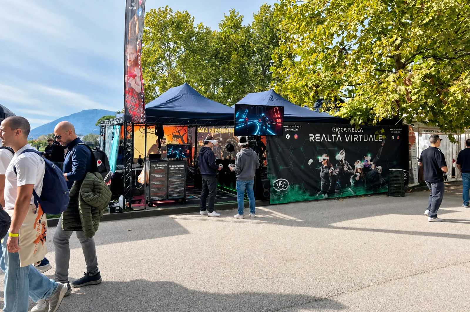Allestimento mobile VRC al Lucca Comics con due piattaforme di realtà virtuale