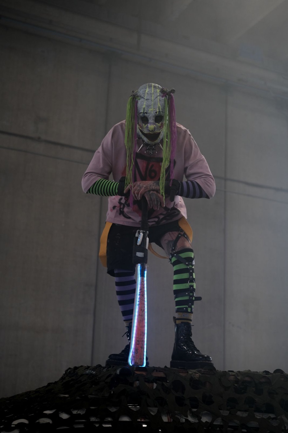 Clown immersivo con batta al neon