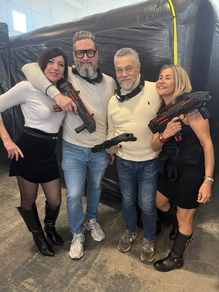Gruppo di giocatori con Laser Game in fiera