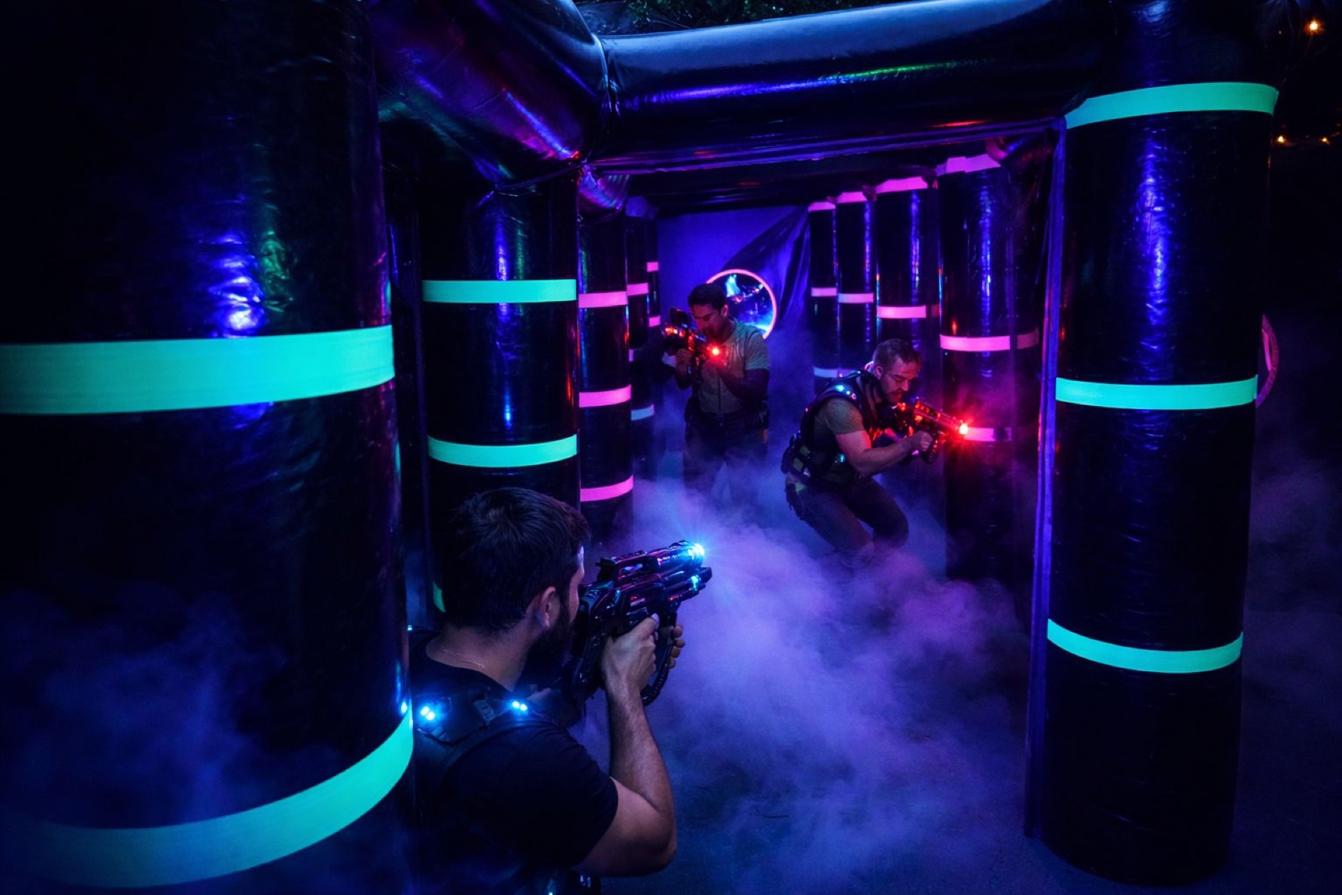 Giocatori in azione nell’arena Laser Game VRC