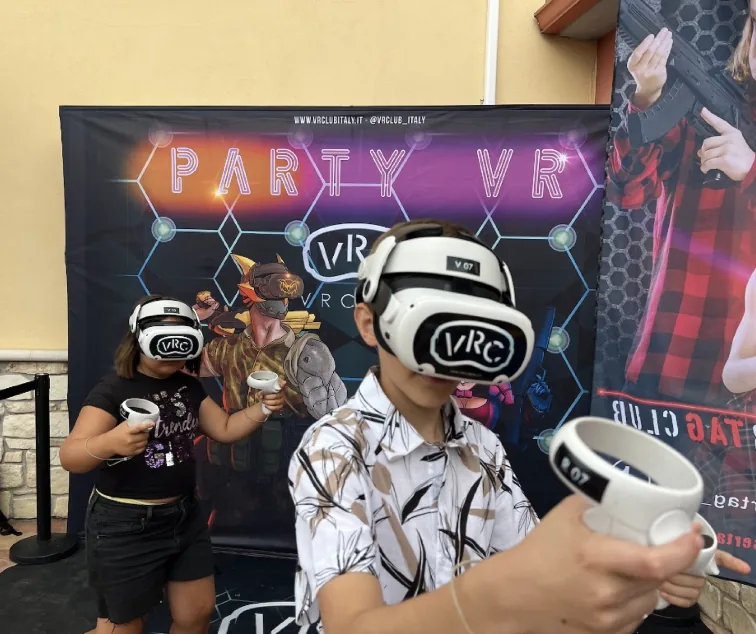 Bambini con visori VR al compleanno