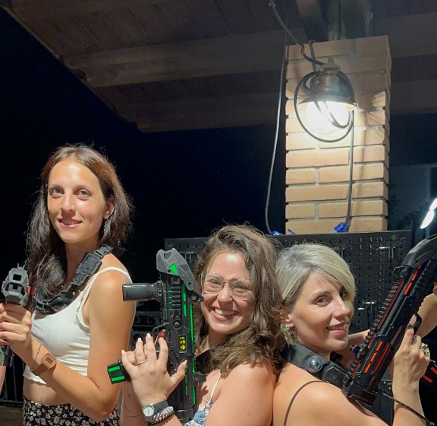 Ragazze con attrezzatura Laser Game a una festa VRC On Tour