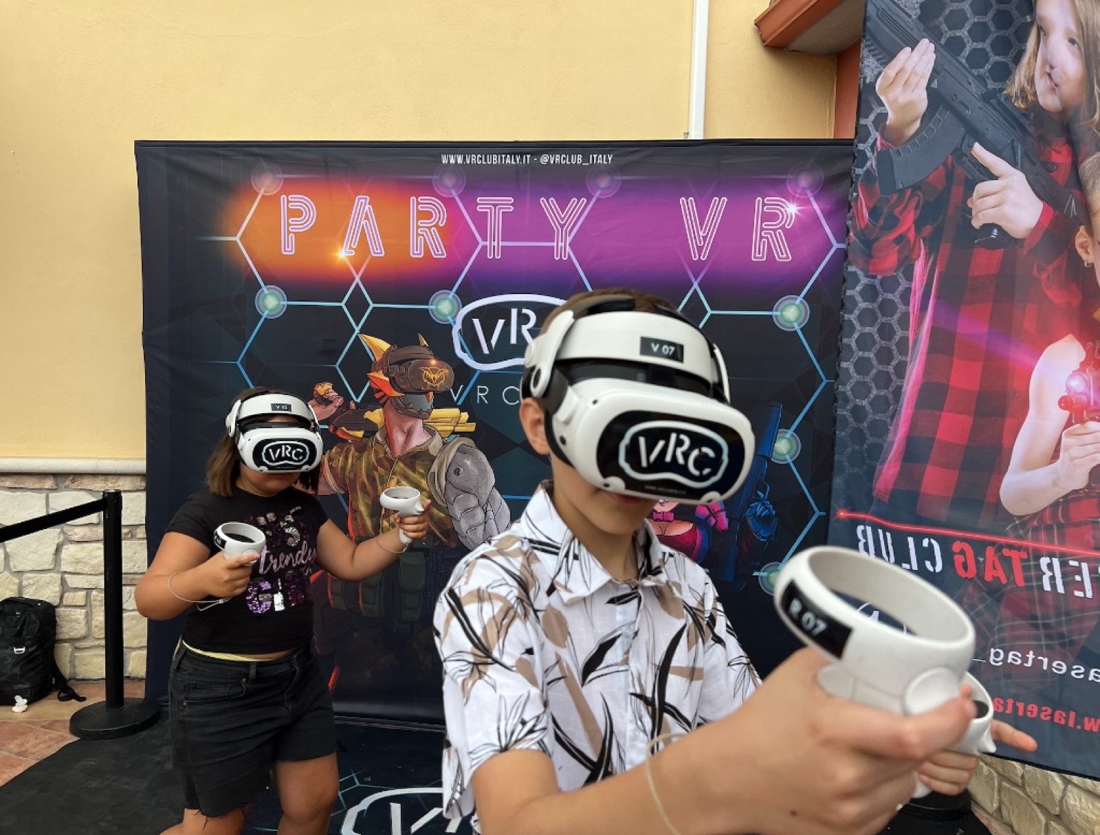 Bambini con visori VR Party a una festa VRC On Tour