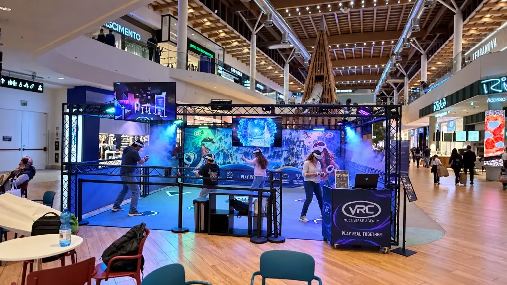 Giocatori con visori wireless nella nuova arena di realtà virtuale VRC Arese
